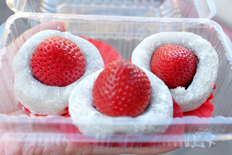 不老客家麻糬。爆紅到日韓！一粒12元的老牌麻糬掀排隊潮，現場人潮完全止不住！ @蹦啾♥謝蘿莉 La vie heureuse