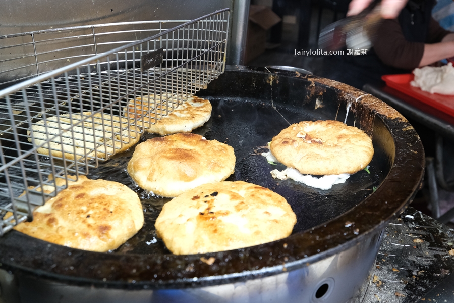 無名蔥肉餅。巨型蔥肉餅一咬爆汁！隱藏版美食排爆人潮，老主顧一買30個！ @蹦啾♥謝蘿莉 La vie heureuse