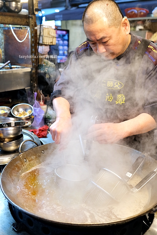 二師父麻油雞。人潮排到繞圈圈，冬天必吃「雙腰麻油雞」！ @蹦啾♥謝蘿莉 La vie heureuse