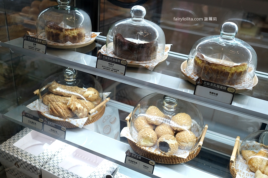 Greedy Beagle 貪吃狗甜點（雙連店）。草莓控開吃，超限量「草莓千層蛋塔」想吃要用搶的。 @蹦啾♥謝蘿莉 La vie heureuse