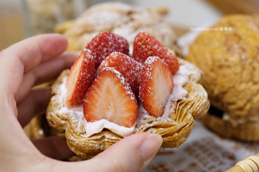 Greedy Beagle 貪吃狗甜點（雙連店）。草莓控開吃，超限量「草莓千層蛋塔」想吃要用搶的。 @蹦啾♥謝蘿莉 La vie heureuse