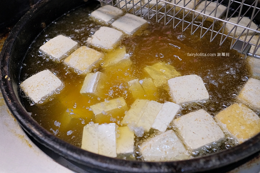 金佳脆皮臭豆腐。地點曝光！新竹最強臭豆腐，一營業就爆排！ @蹦啾♥謝蘿莉 La vie heureuse