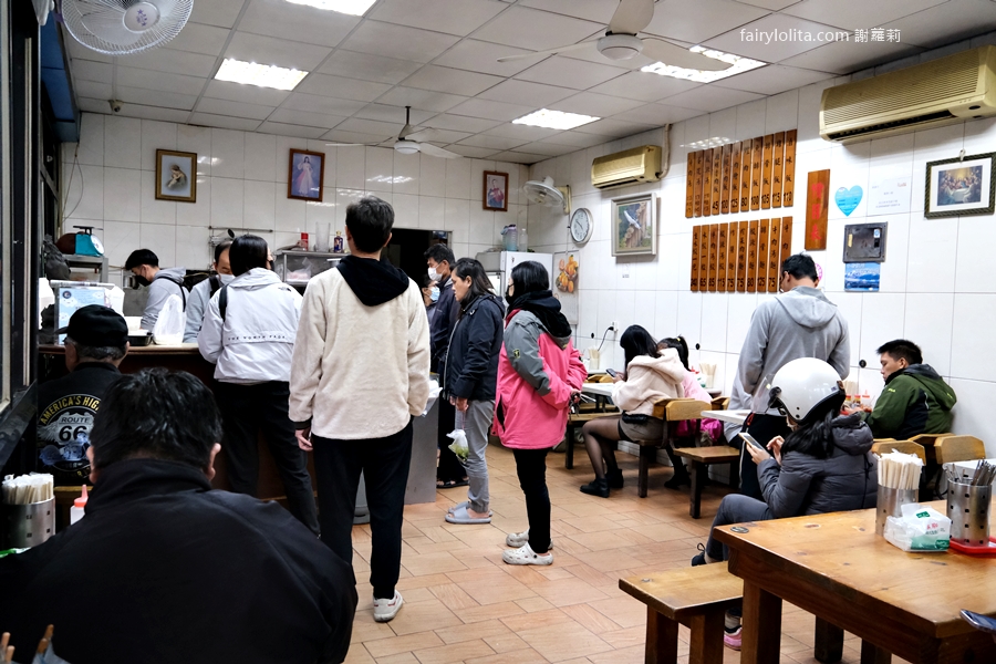 龍德小館。還沒開店就爆滿，人稱「在地最強排骨飯」！ @蹦啾♥謝蘿莉 La vie heureuse