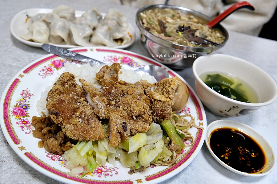 龍德小館。還沒開店就爆滿，人稱「在地最強排骨飯」！