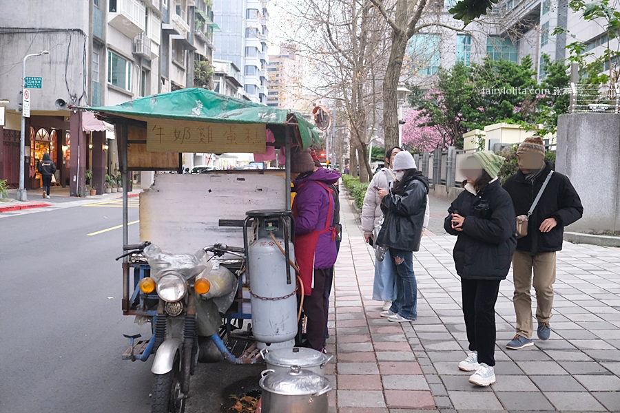 車輪餅/雞蛋糕餐車。老阿公一賣80年，信義區雞蛋糕只要6塊錢！（捷運市政府站） @蹦啾♥謝蘿莉 La vie heureuse