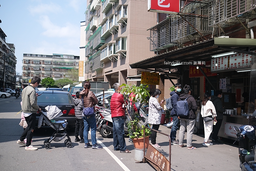 萬世香小籠包早餐店。巨無霸小籠包比拳頭還要大，一粒只要9塊錢！ @蹦啾♥謝蘿莉 La vie heureuse