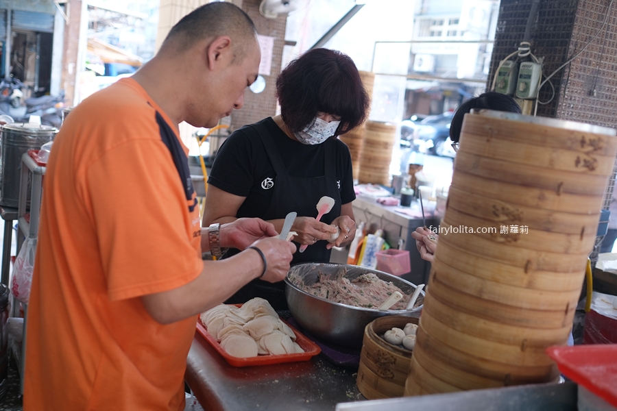 萬世香小籠包早餐店。巨無霸小籠包比拳頭還要大，一粒只要9塊錢！ @蹦啾♥謝蘿莉 La vie heureuse