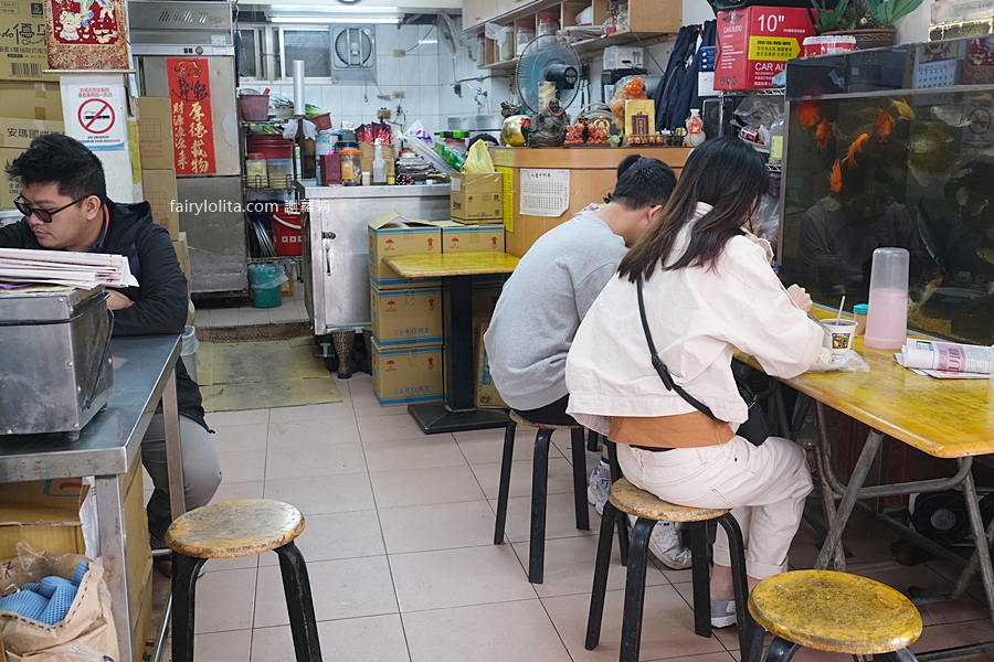 萬世香小籠包早餐店。巨無霸小籠包比拳頭還要大，一粒只要9塊錢！ @蹦啾♥謝蘿莉 La vie heureuse