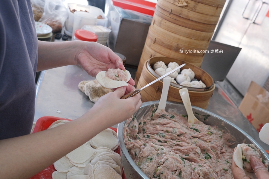 萬世香小籠包早餐店。巨無霸小籠包比拳頭還要大，一粒只要9塊錢！ @蹦啾♥謝蘿莉 La vie heureuse