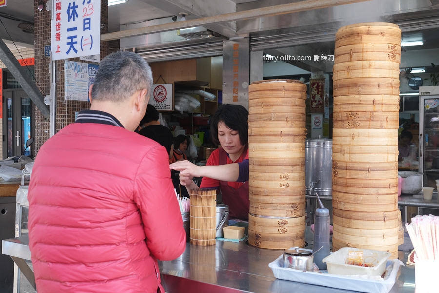 萬世香小籠包早餐店。巨無霸小籠包比拳頭還要大，一粒只要9塊錢！ @蹦啾♥謝蘿莉 La vie heureuse