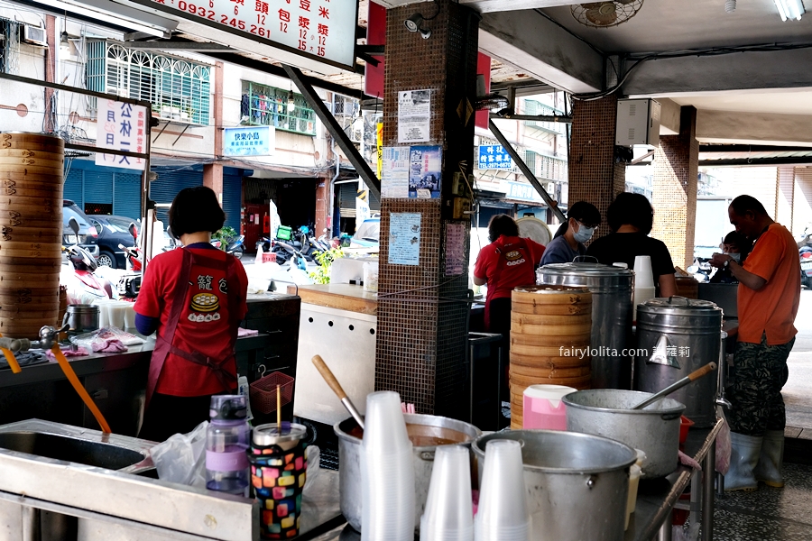 萬世香小籠包早餐店。巨無霸小籠包比拳頭還要大，一粒只要9塊錢！ @蹦啾♥謝蘿莉 La vie heureuse