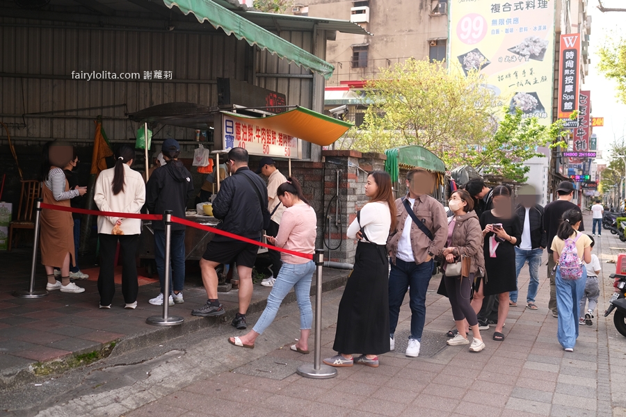 日寶蔥油餅/餡餅。中壢夜市美食百百種，在地人推這間絕對是NO.1！ @蹦啾♥謝蘿莉 La vie heureuse