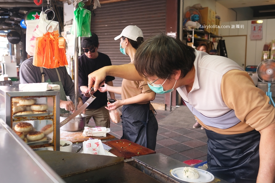 日寶蔥油餅/餡餅。中壢夜市美食百百種，在地人推這間絕對是NO.1！ @蹦啾♥謝蘿莉 La vie heureuse