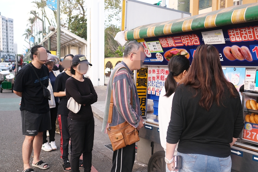 展記三明治。隱密一攤藏在夜市口，大排長龍只為搶吃這一味！