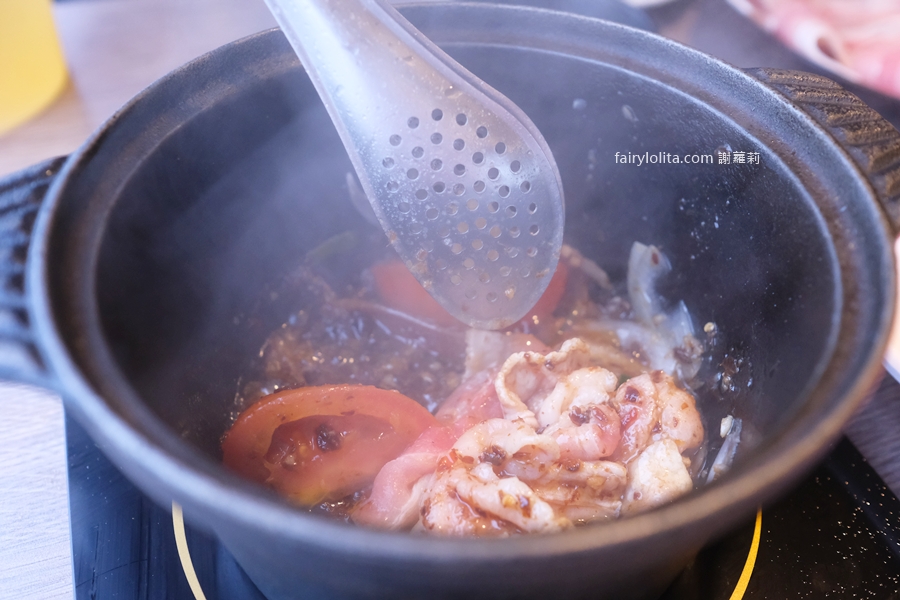 肉多多火鍋-淡水中正店。268元無限時吃到飽！超過70種食材吃免驚，打卡再送你肉盤！ @蹦啾♥謝蘿莉 La vie heureuse