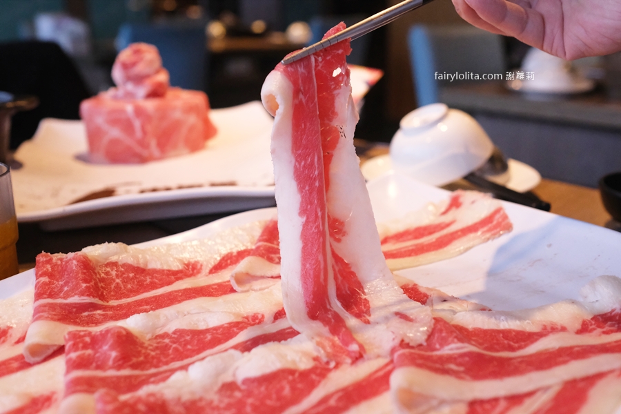 肉多多火鍋-淡水中正店。268元無限時吃到飽！超過70種食材吃免驚，打卡再送你肉盤！ @蹦啾♥謝蘿莉 La vie heureuse