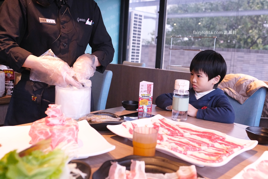 肉多多火鍋-淡水中正店。268元無限時吃到飽！超過70種食材吃免驚，打卡再送你肉盤！ @蹦啾♥謝蘿莉 La vie heureuse