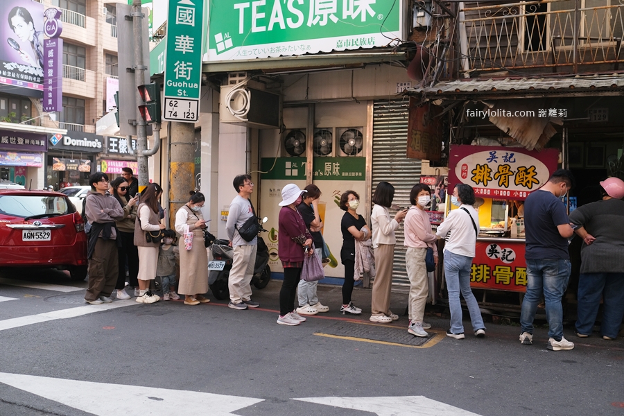 吳記排骨酥。排隊人潮長到巷子口，聽說是嘉義最強排骨酥！