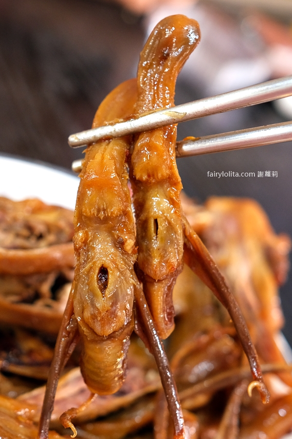 追蕾醬香黑鴨滷味。中原夜市新開幕爆紅四川滷味，必推鴨翅、鴨舌，通通只要銅板價！ @蹦啾♥謝蘿莉 La vie heureuse