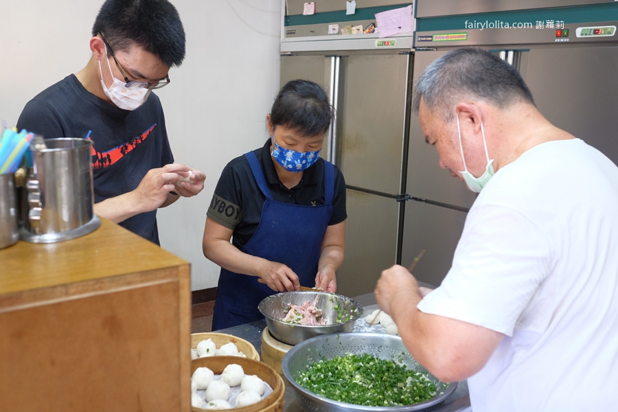 蛋餅小籠包。7元開吃超巨小籠包！清晨5:30開賣人潮排爆有夠狂！ @蹦啾♥謝蘿莉 La vie heureuse