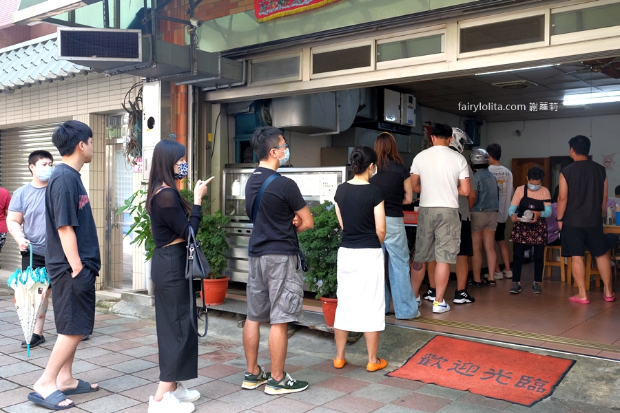 蛋餅小籠包。7元開吃超巨小籠包！清晨5:30開賣人潮排爆有夠狂！ @蹦啾♥謝蘿莉 La vie heureuse