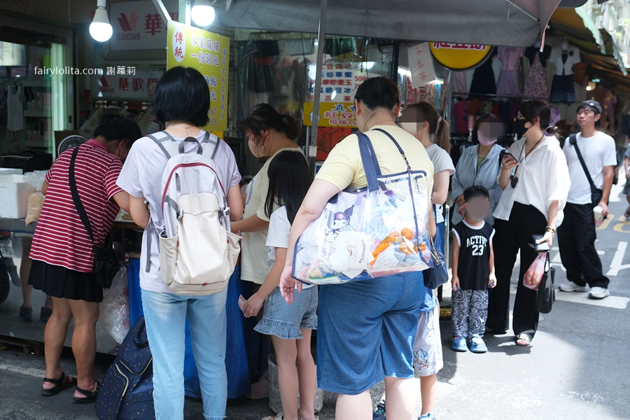 黃石市場傳統客家麻糬。這麻糬居然要用刀切？！25粒只賣50元！ @蹦啾♥謝蘿莉 La vie heureuse