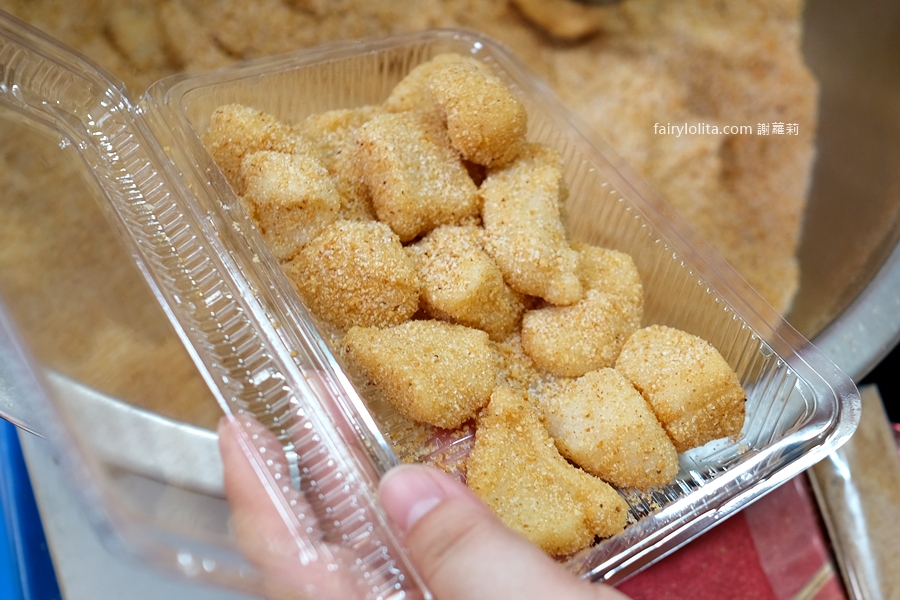 黃石市場傳統客家麻糬。這麻糬居然要用刀切？！25粒只賣50元！ @蹦啾♥謝蘿莉 La vie heureuse