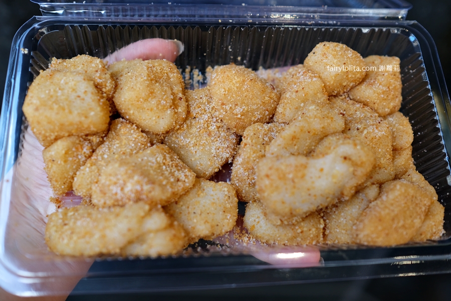 黃石市場傳統客家麻糬。這麻糬居然要用刀切？！25粒只賣50元！