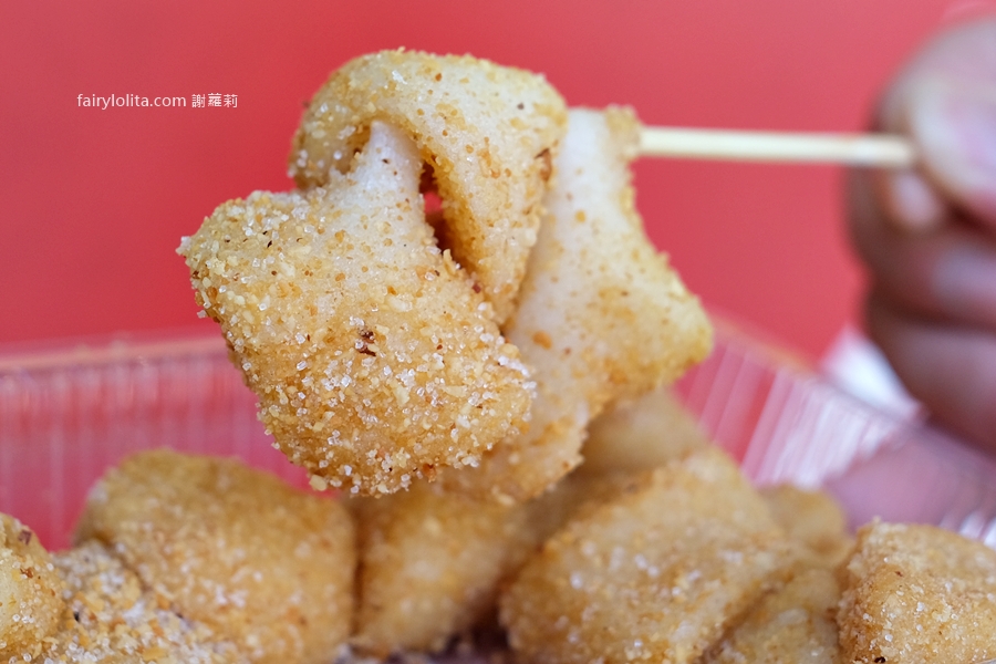 黃石市場傳統客家麻糬。這麻糬居然要用刀切？！25粒只賣50元！ @蹦啾♥謝蘿莉 La vie heureuse