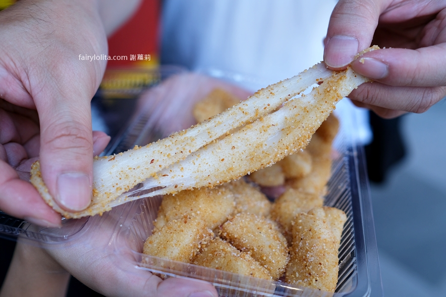 黃石市場傳統客家麻糬。這麻糬居然要用刀切？！25粒只賣50元！ @蹦啾♥謝蘿莉 La vie heureuse