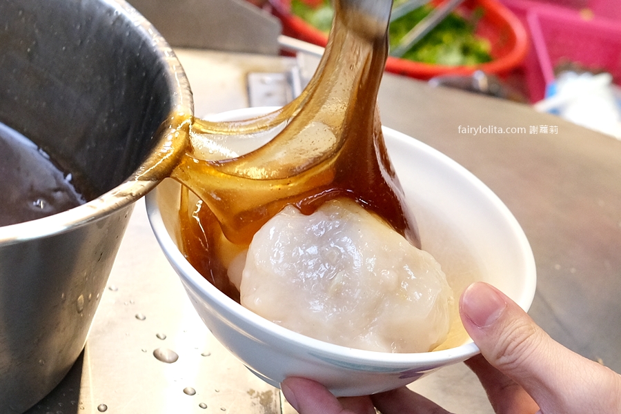 黑肉圓。40元爽吃隱藏版黑肉圓，超巨等級一咬就爆餡！ @蹦啾♥謝蘿莉 La vie heureuse
