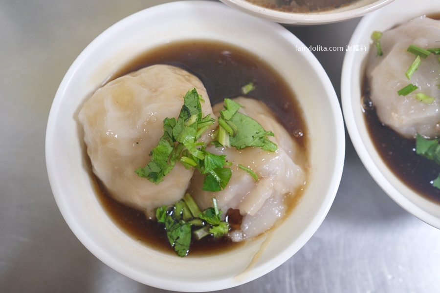 黑肉圓。40元爽吃隱藏版黑肉圓，超巨等級一咬就爆餡！ @蹦啾♥謝蘿莉 La vie heureuse
