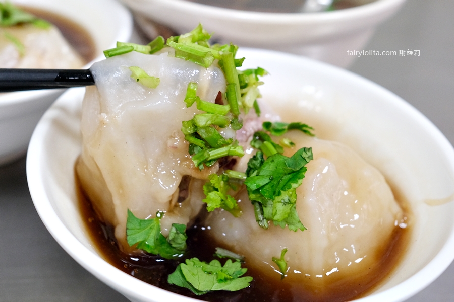 黑肉圓。40元爽吃隱藏版黑肉圓，超巨等級一咬就爆餡！ @蹦啾♥謝蘿莉 La vie heureuse