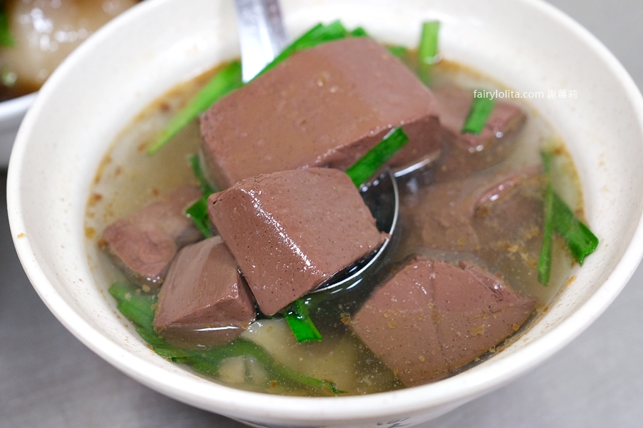 黑肉圓。40元爽吃隱藏版黑肉圓，超巨等級一咬就爆餡！ @蹦啾♥謝蘿莉 La vie heureuse