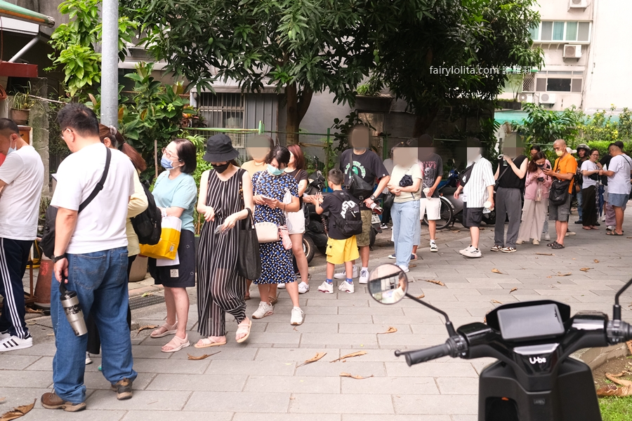 彰化肉圓（安東街肉圓）。大排長龍只為搶這一粒！2小時完售老闆直接拉鐵門！