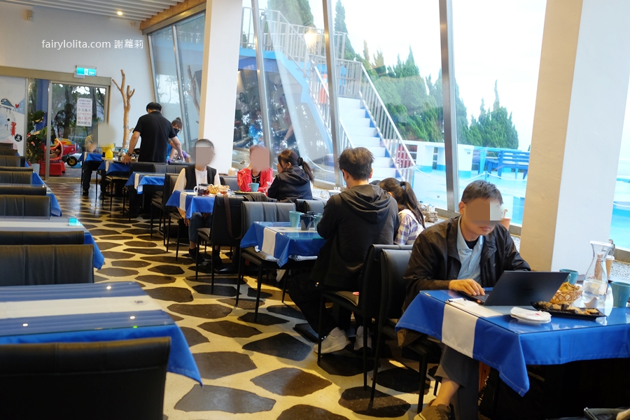 白圍牆地中海景觀咖啡。龍潭私藏祕境地中海小希臘，坐擁百萬夜景還可以遠眺101！ @蹦啾♥謝蘿莉 La vie heureuse