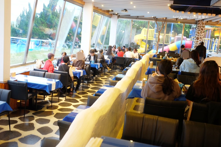 白圍牆地中海景觀咖啡。龍潭私藏祕境地中海小希臘，坐擁百萬夜景還可以遠眺101！ @蹦啾♥謝蘿莉 La vie heureuse