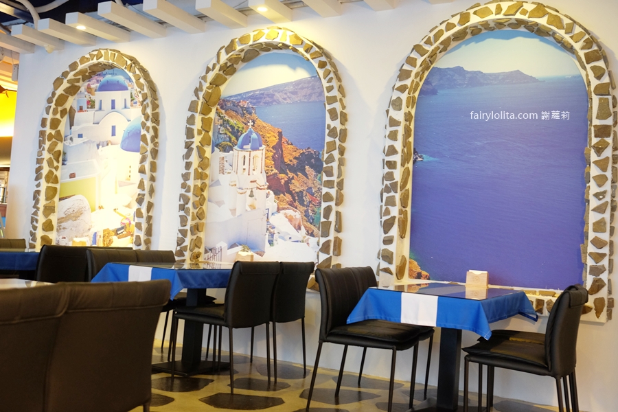 白圍牆地中海景觀咖啡。龍潭私藏祕境地中海小希臘，坐擁百萬夜景還可以遠眺101！ @蹦啾♥謝蘿莉 La vie heureuse