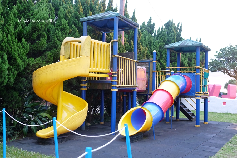 白圍牆地中海景觀咖啡。龍潭私藏祕境地中海小希臘，坐擁百萬夜景還可以遠眺101！ @蹦啾♥謝蘿莉 La vie heureuse