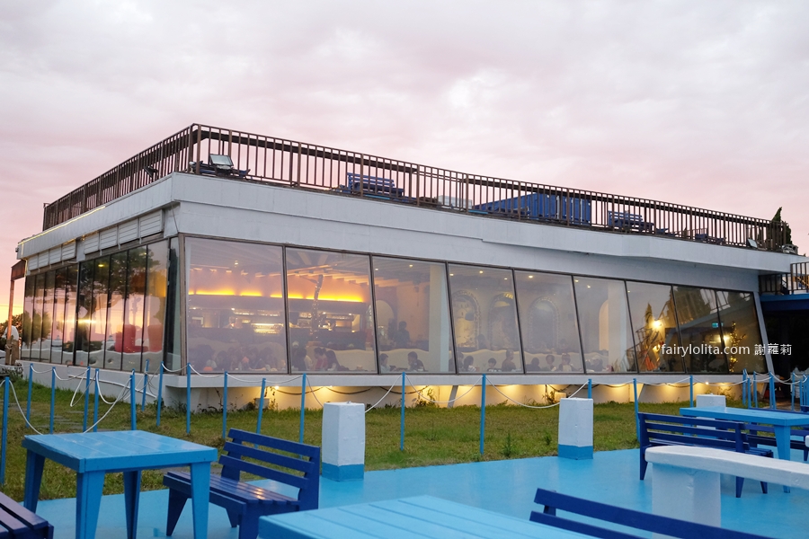 白圍牆地中海景觀咖啡。龍潭私藏祕境地中海小希臘，坐擁百萬夜景還可以遠眺101！