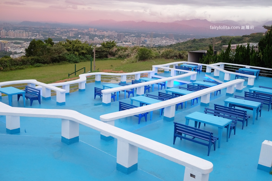 白圍牆地中海景觀咖啡。龍潭私藏祕境地中海小希臘，坐擁百萬夜景還可以遠眺101！ @蹦啾♥謝蘿莉 La vie heureuse