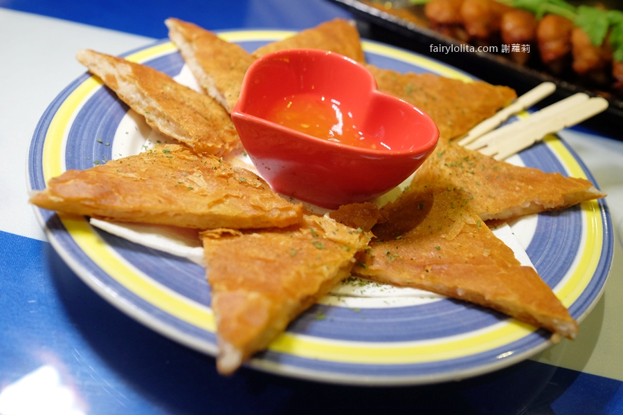 白圍牆地中海景觀咖啡。龍潭私藏祕境地中海小希臘，坐擁百萬夜景還可以遠眺101！ @蹦啾♥謝蘿莉 La vie heureuse