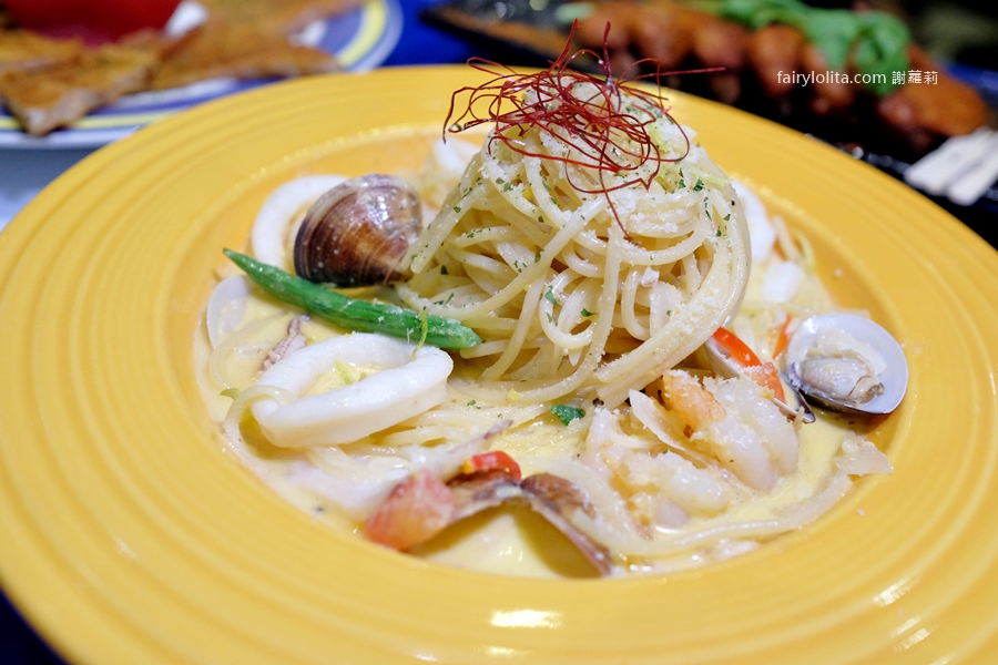 白圍牆地中海景觀咖啡。龍潭私藏祕境地中海小希臘，坐擁百萬夜景還可以遠眺101！ @蹦啾♥謝蘿莉 La vie heureuse