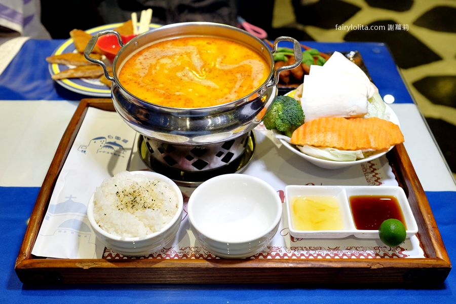 白圍牆地中海景觀咖啡。龍潭私藏祕境地中海小希臘，坐擁百萬夜景還可以遠眺101！ @蹦啾♥謝蘿莉 La vie heureuse