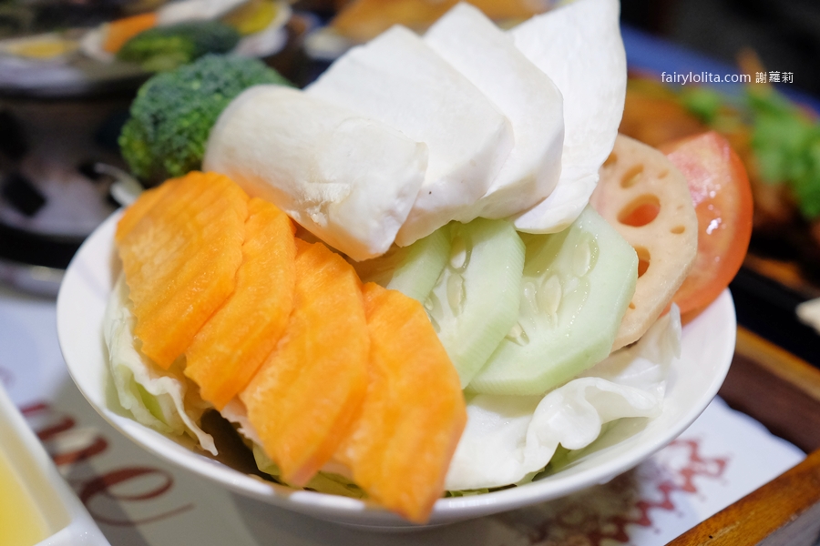 白圍牆地中海景觀咖啡。龍潭私藏祕境地中海小希臘，坐擁百萬夜景還可以遠眺101！ @蹦啾♥謝蘿莉 La vie heureuse