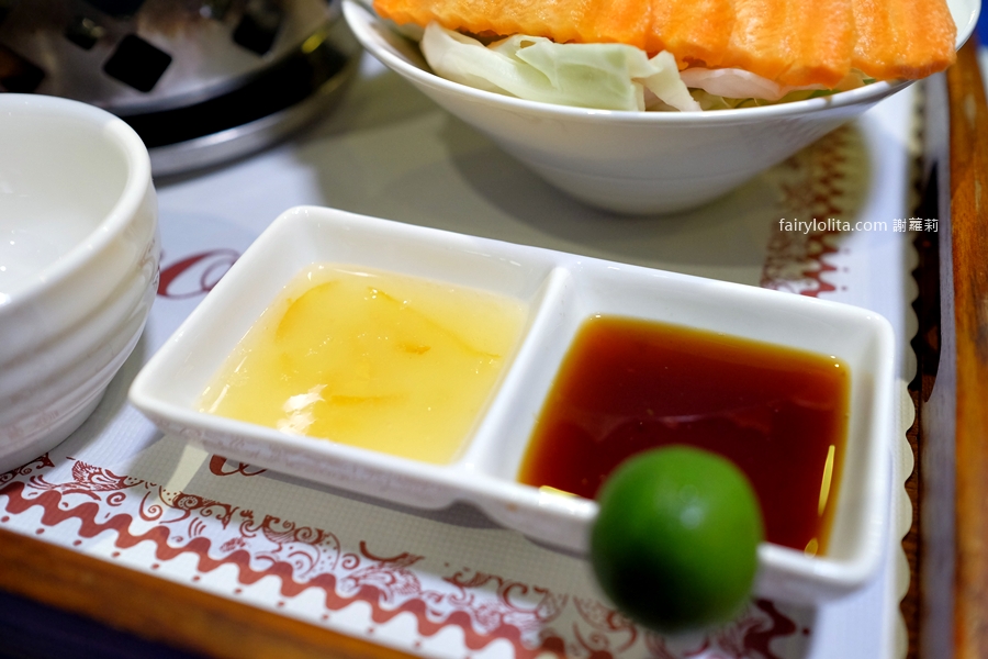 白圍牆地中海景觀咖啡。龍潭私藏祕境地中海小希臘，坐擁百萬夜景還可以遠眺101！ @蹦啾♥謝蘿莉 La vie heureuse