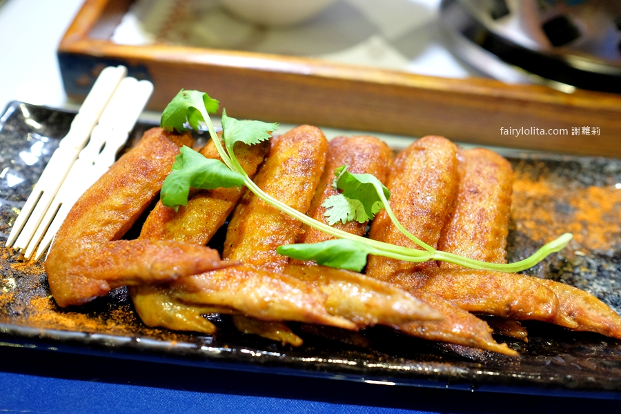 白圍牆地中海景觀咖啡。龍潭私藏祕境地中海小希臘，坐擁百萬夜景還可以遠眺101！ @蹦啾♥謝蘿莉 La vie heureuse