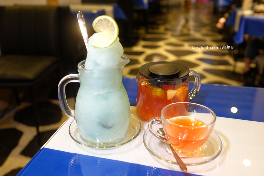 白圍牆地中海景觀咖啡。龍潭私藏祕境地中海小希臘，坐擁百萬夜景還可以遠眺101！ @蹦啾♥謝蘿莉 La vie heureuse