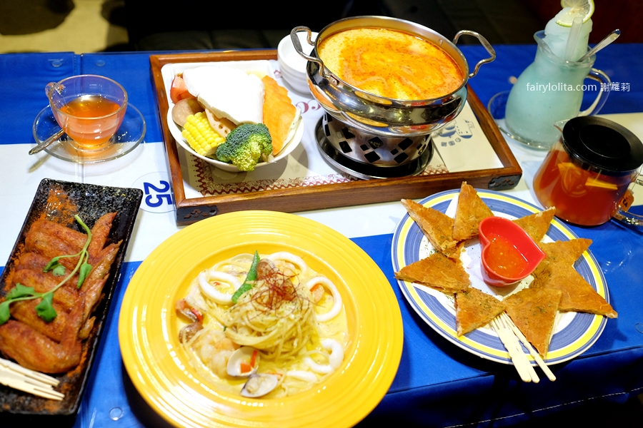 白圍牆地中海景觀咖啡。龍潭私藏祕境地中海小希臘，坐擁百萬夜景還可以遠眺101！ @蹦啾♥謝蘿莉 La vie heureuse