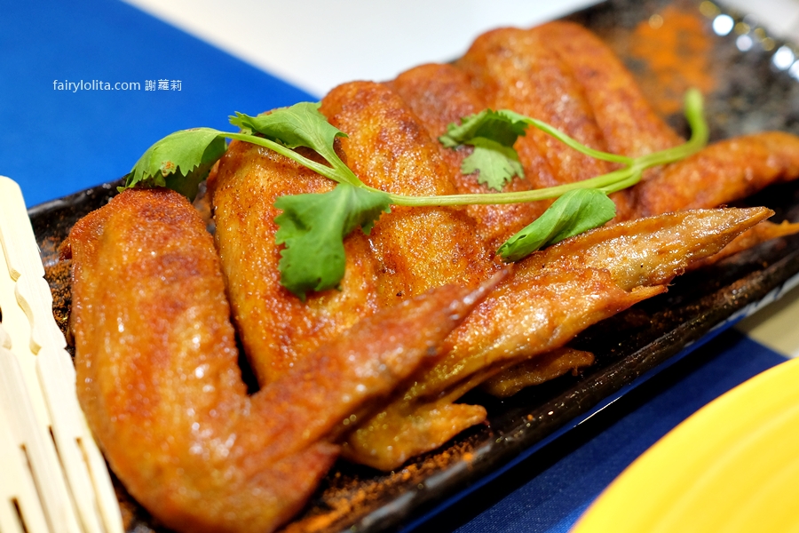 白圍牆地中海景觀咖啡。龍潭私藏祕境地中海小希臘，坐擁百萬夜景還可以遠眺101！ @蹦啾♥謝蘿莉 La vie heureuse